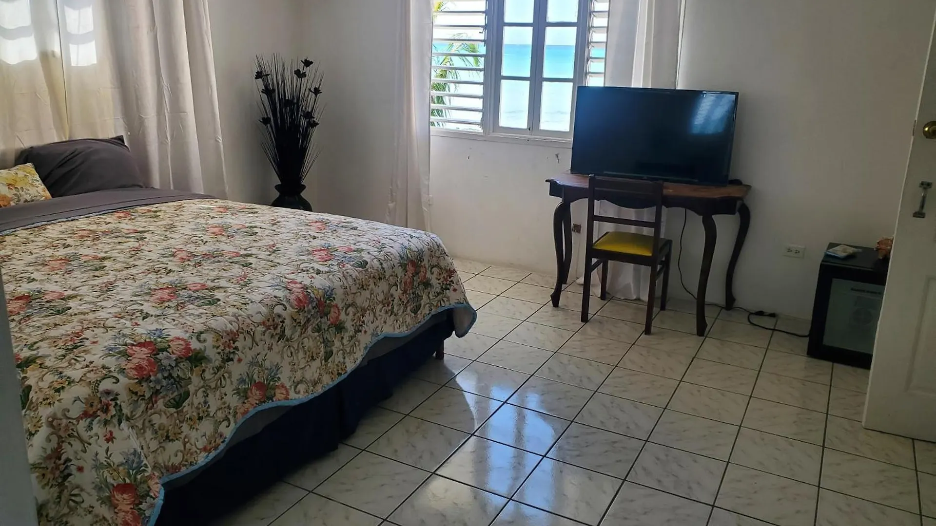 Evelin'S On The Beach Montego Bay Jamaica